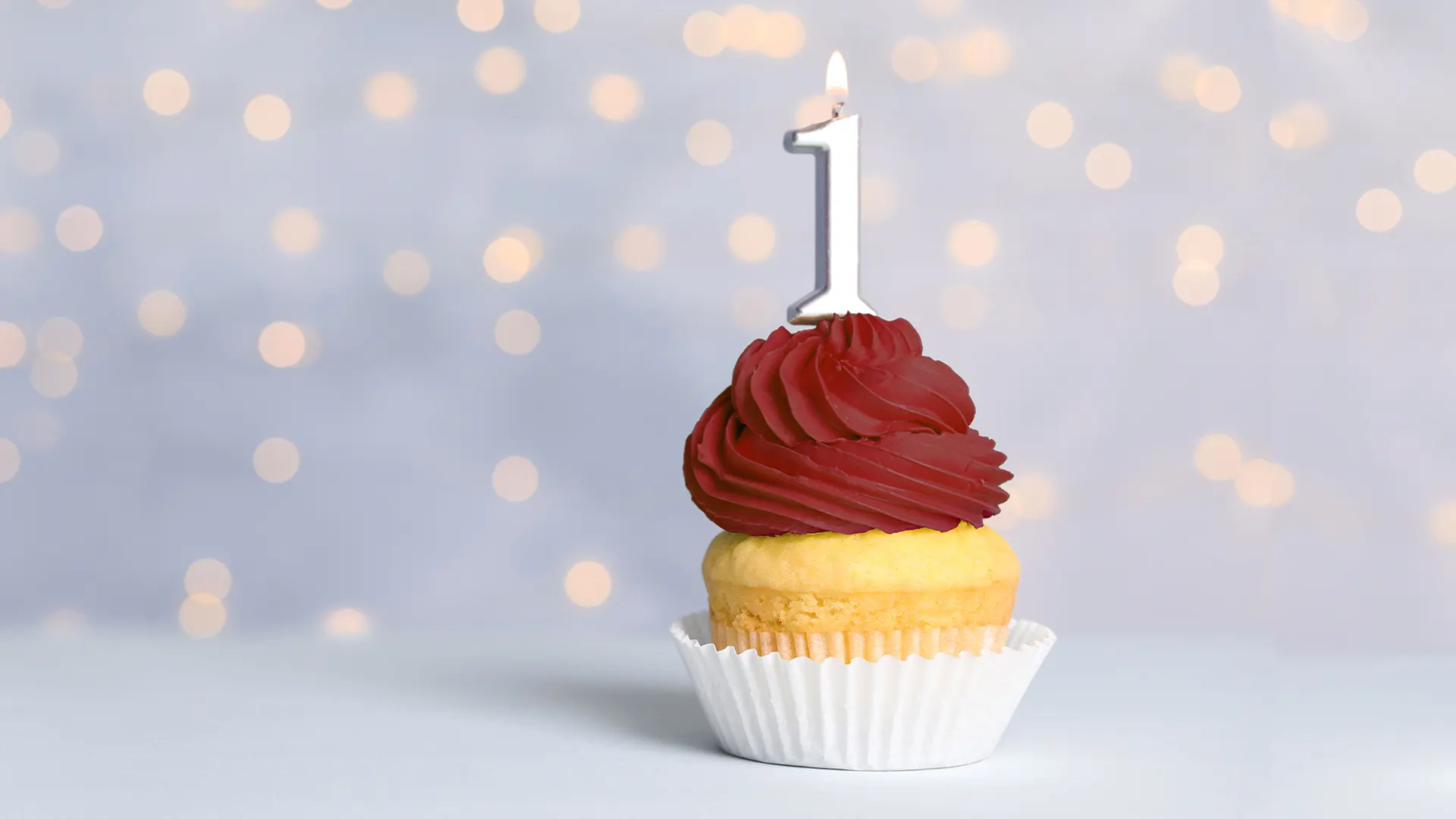 Cupcake mit Kerze zum 1-jährigen Jubiläum