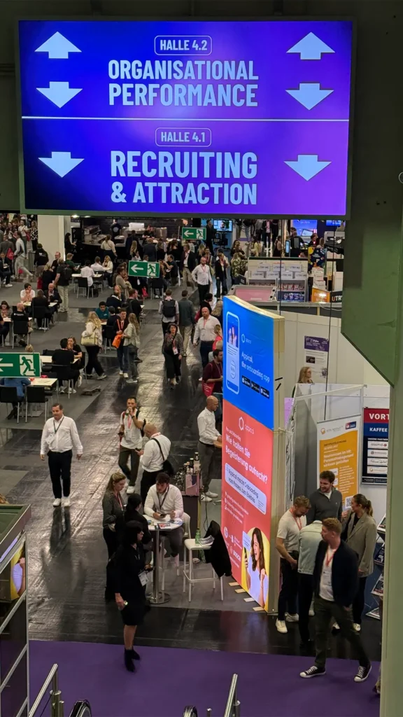 Blick auf eine gut besuchte Messehalle der Zukunft Personal Europe mit verschiedenen Ausstellungsständen.