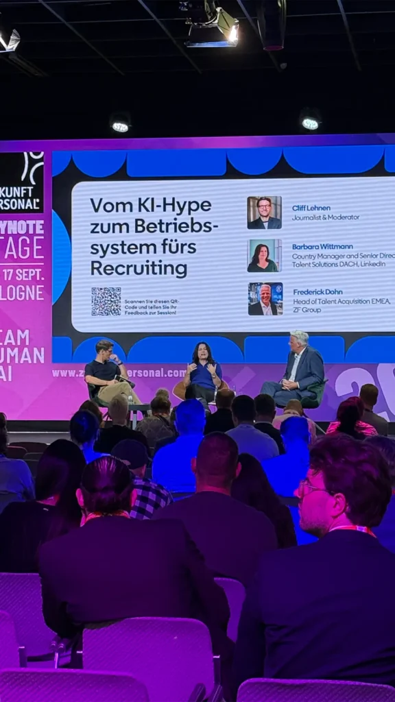 Vortrag zum Thema KI im Recruiting auf einer Bühne der Zukunft Personal Europe vor Publikum.