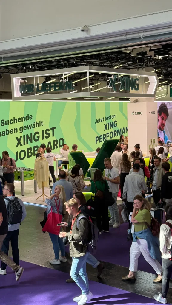 Gut besuchter XING-Messestand auf der Zukunft Personal Europe mit zahlreichen Besucherinnen und Besuchern.